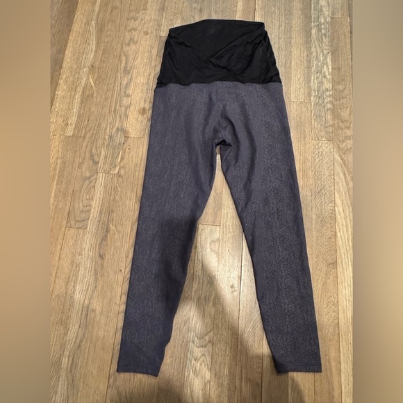 Ingrid & Isabel Maternity Stylish Black and Gray Leggings size medium - Picture 5 of 7